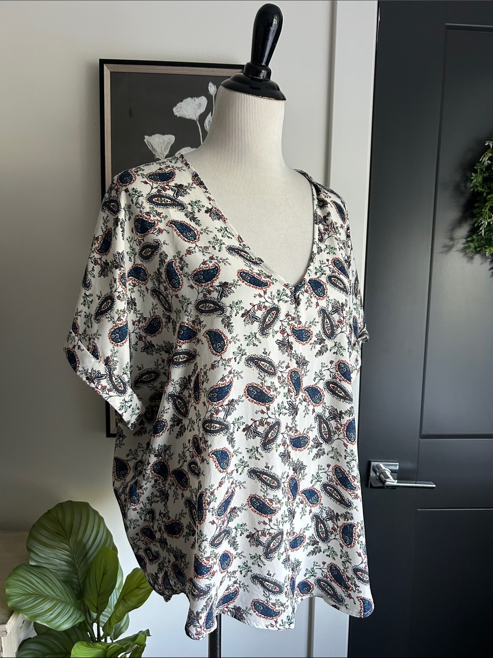 💙 L Paisley V-Neck baggy blouse White with Navy & Green Print